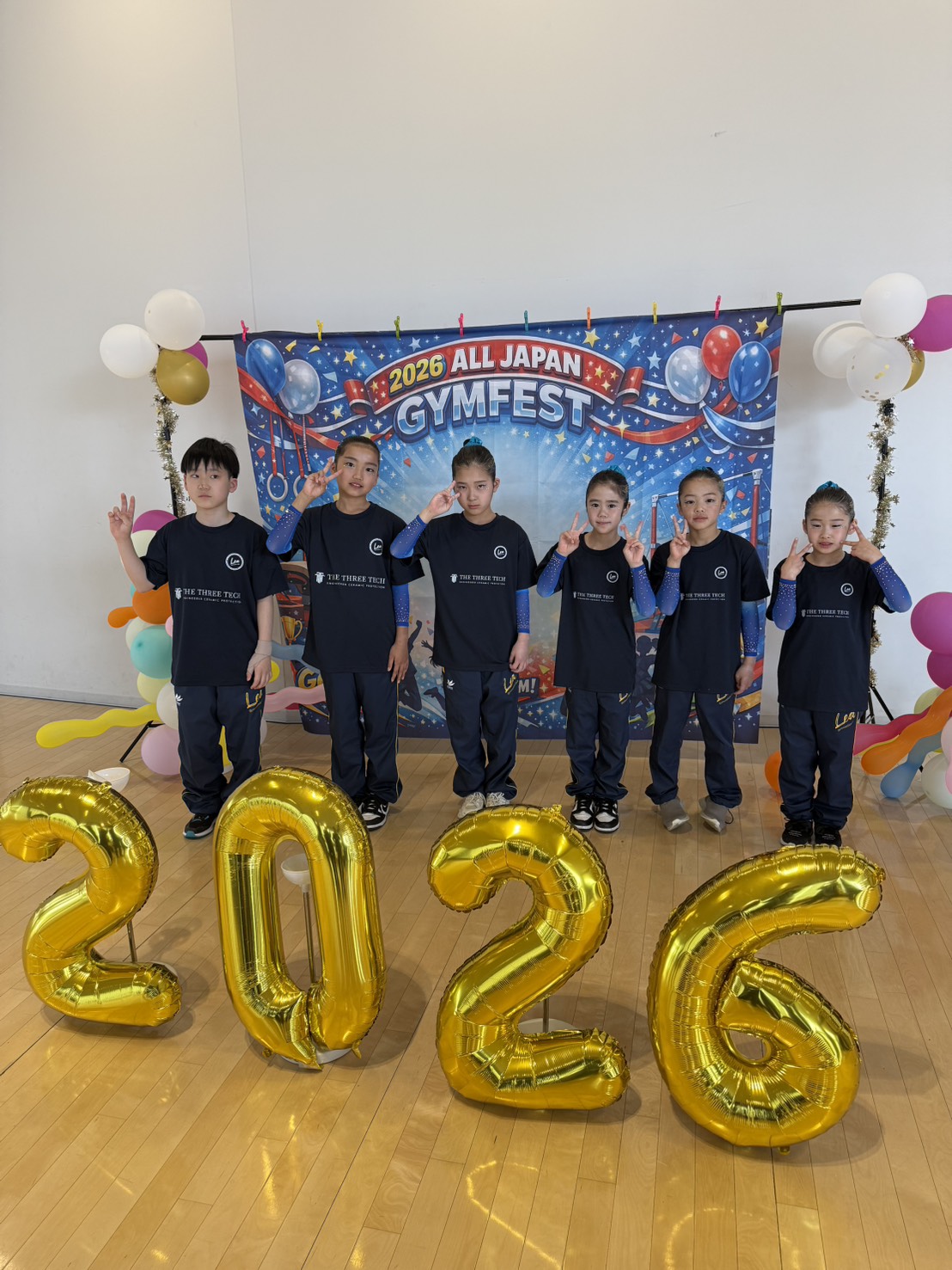 笑顔で並ぶLea体操クラブの子どもたちとパートナー企業による記念集合写真(石川県小松市)