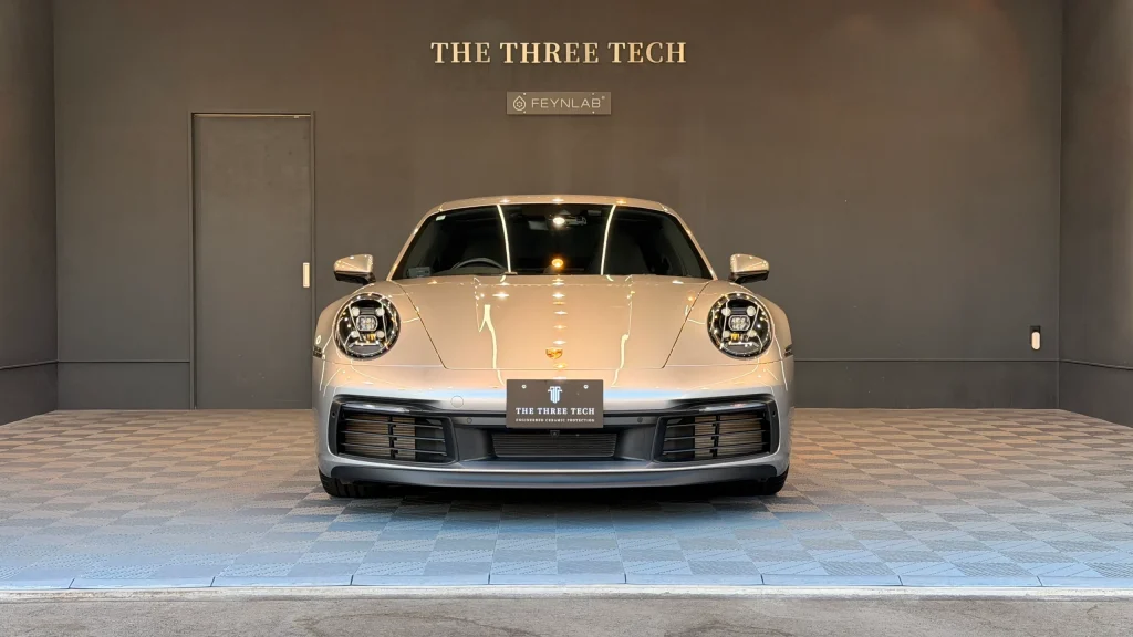 FEYNLABセラミックコーティング施工後のポルシェ911 カレラSを正面から撮影した完成車