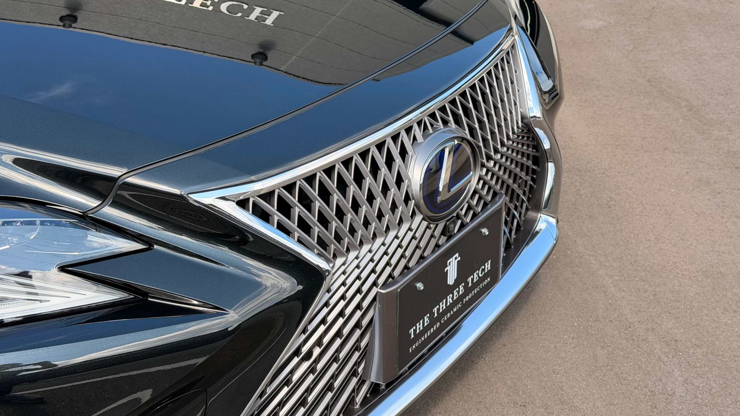 施工後のLEXUS LS500hフロントグリルとTHE THREE TECHプレート