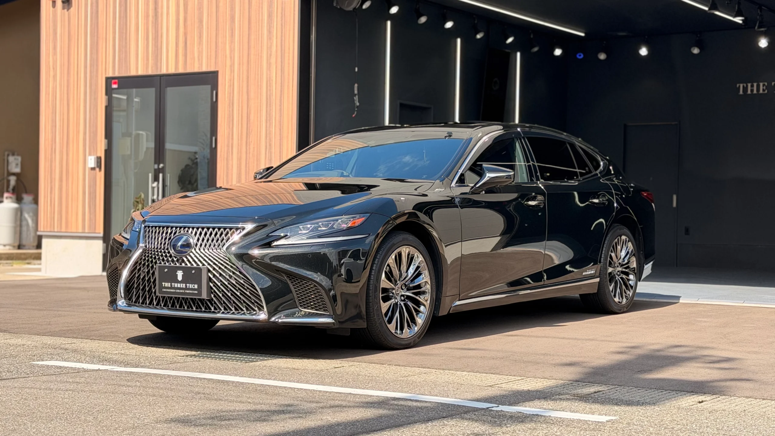 FEYNLABセラミックコーティング施工後のLEXUS LS500h屋外フロント3/4ビュー