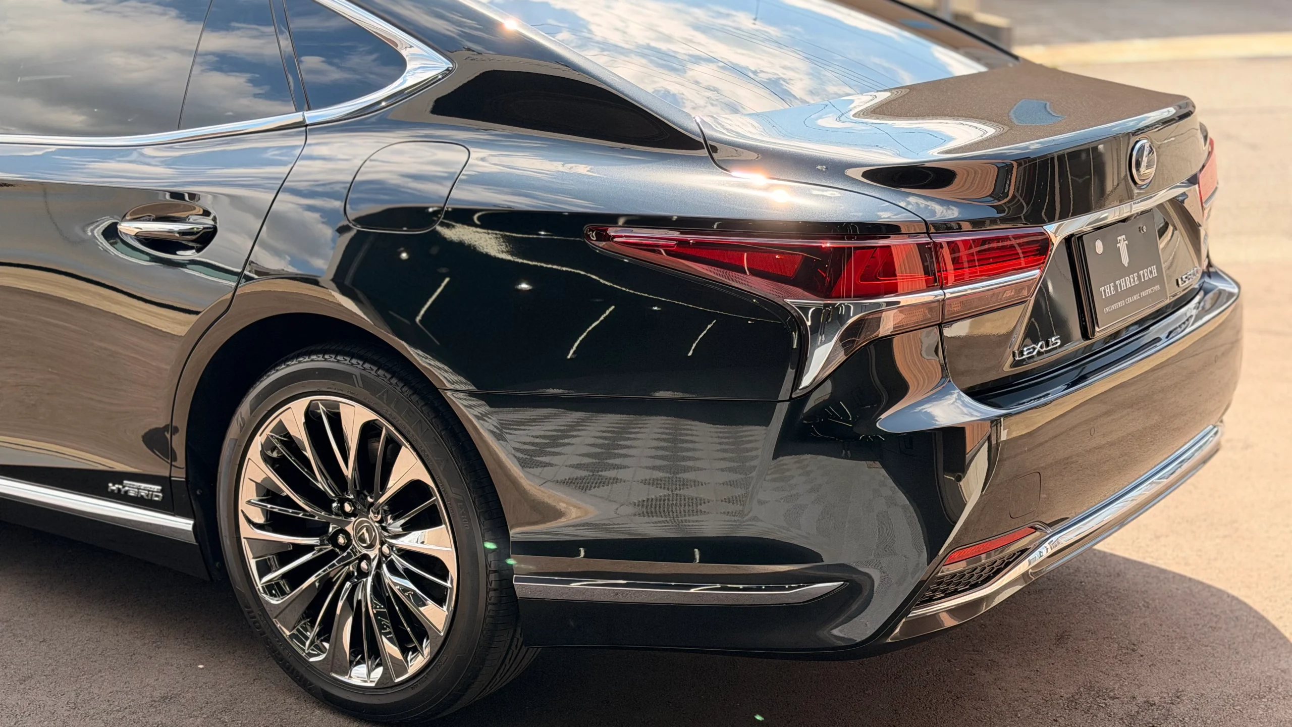 FEYNLABセラミックコーティング施工後のLEXUS LS500h屋外リア3/4ビュー