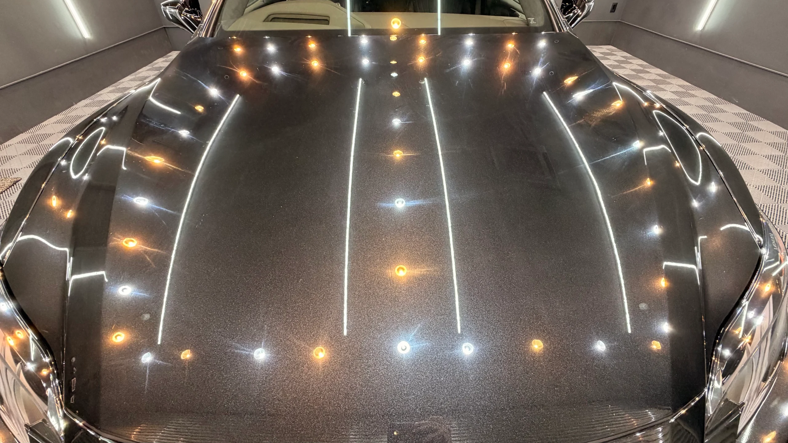 LEXUS LS500h施工前のボンネットに確認された洗車傷とスクラッチ
