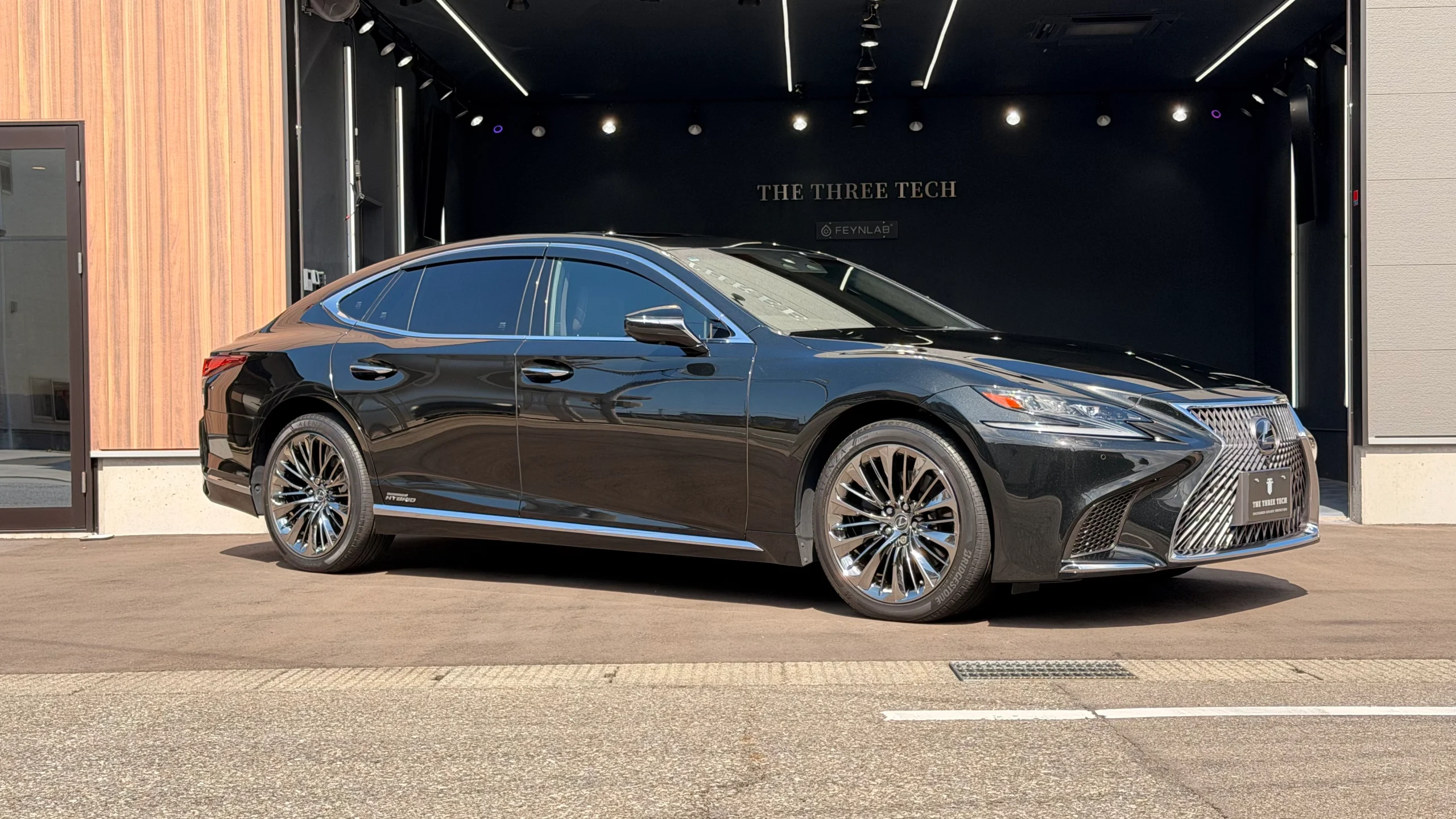 石川県小松市THE THREE TECHでFEYNLABセラミックコーティング施工後のLEXUS LS500h屋外完成写真