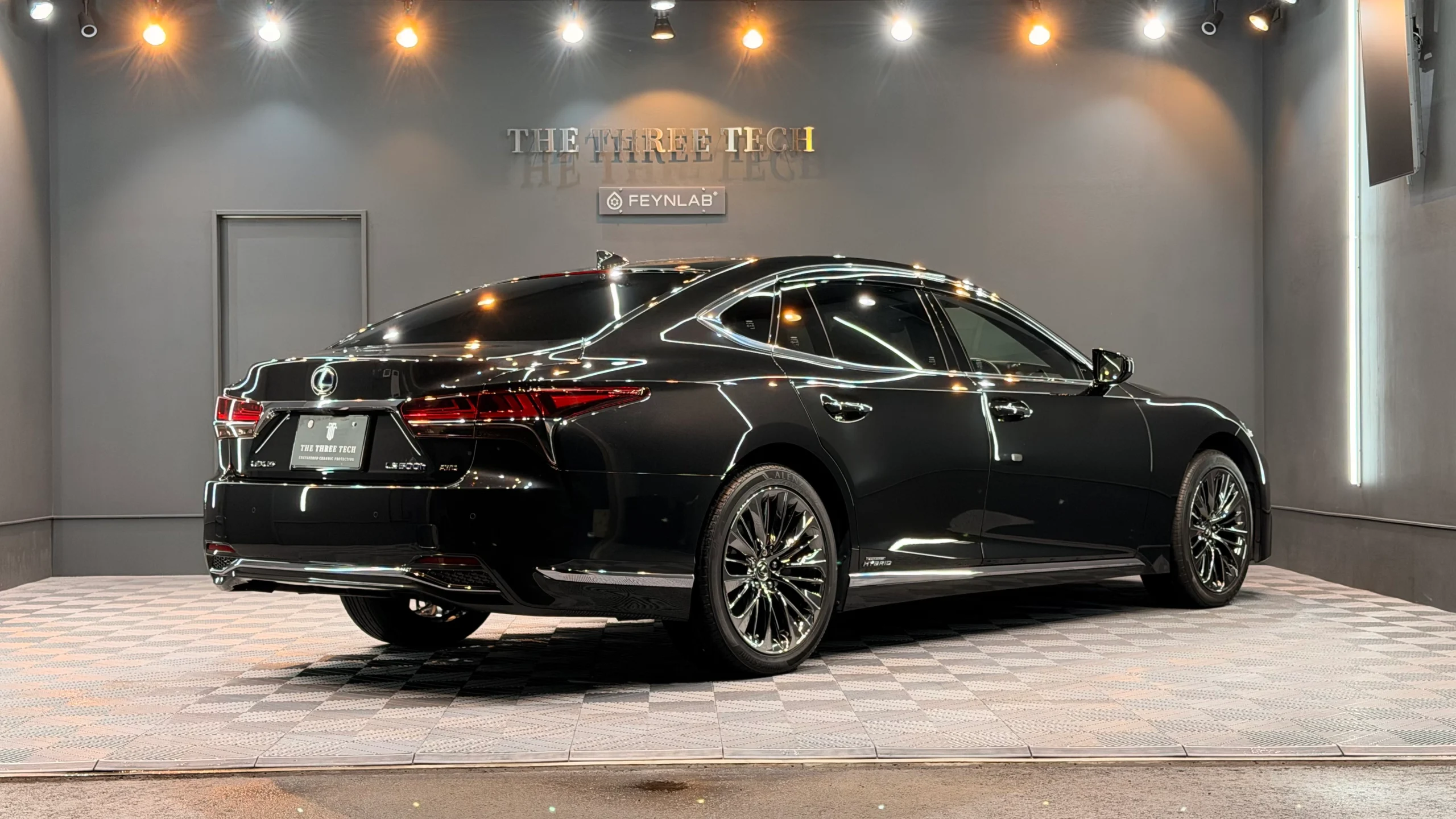 FEYNLABセラミックコーティング施工後のLEXUS LS500hリアビュー