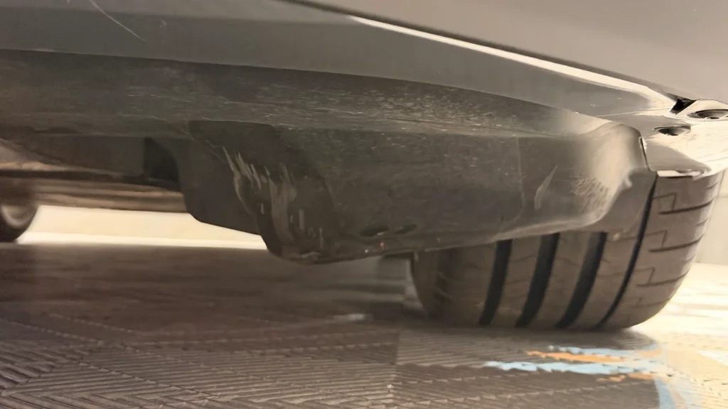 カーコーティング施工前のポルシェ911（992）バンパー下部に確認された擦り傷