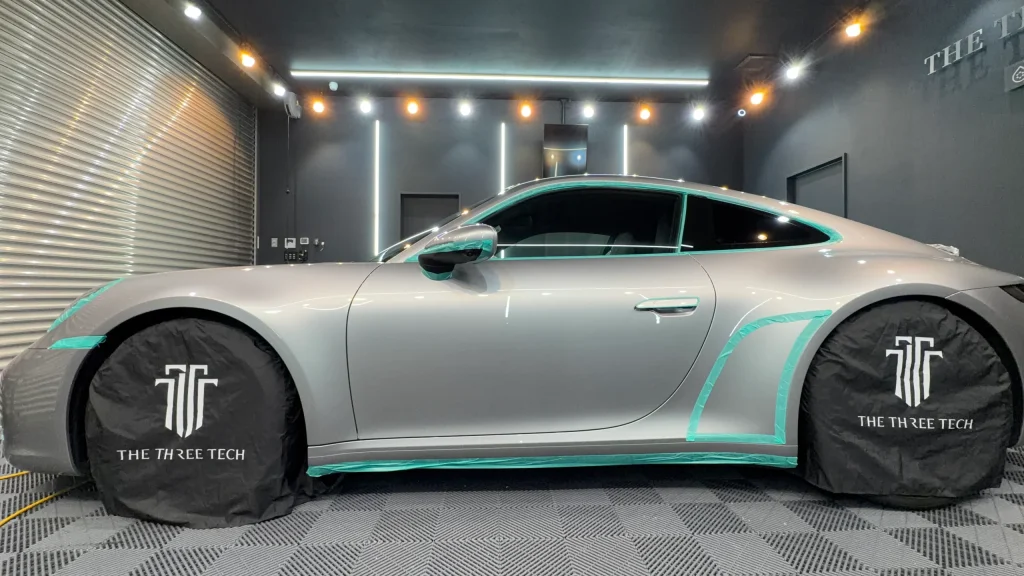 研磨前にモールや樹脂パーツを丁寧に養生したポルシェ911 カレラS