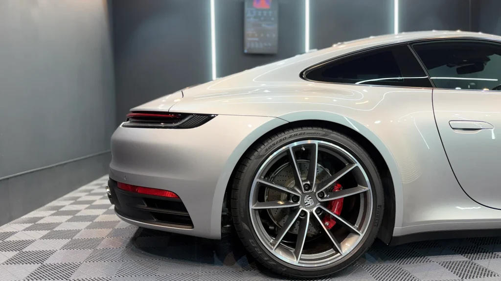 セラミックカーコーティング施工後のポルシェ911 カレラSのリアフェンダーとホイール