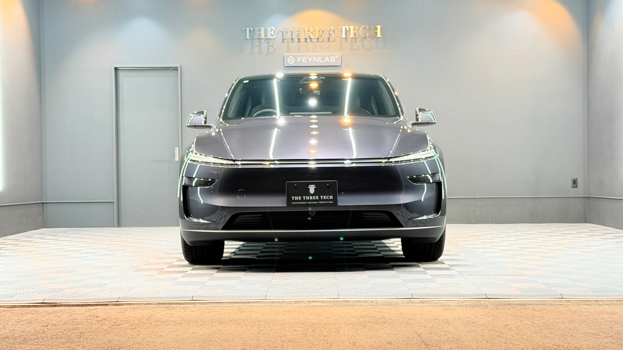 石川県小松市のカーコーティング専門店THE THREE TECHで仕上げた2026年式テスラ Model Yのフロント正面とステルスグレーの光沢