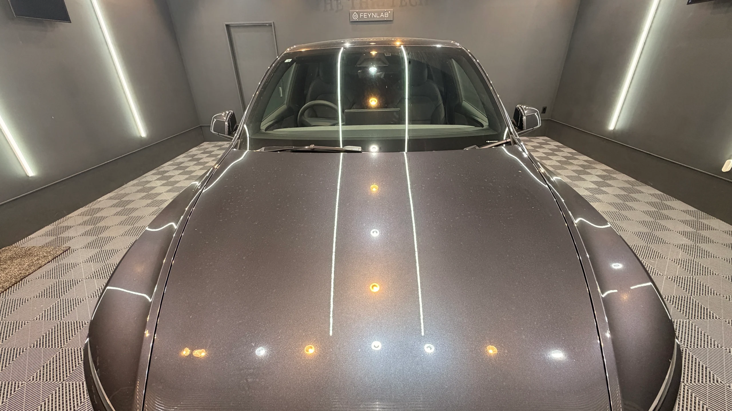 石川県小松市のTHE THREE TECHへ入庫した2026年式テスラ Model Y・ステルスグレーのセラミックコーティング施工前のフロント全体