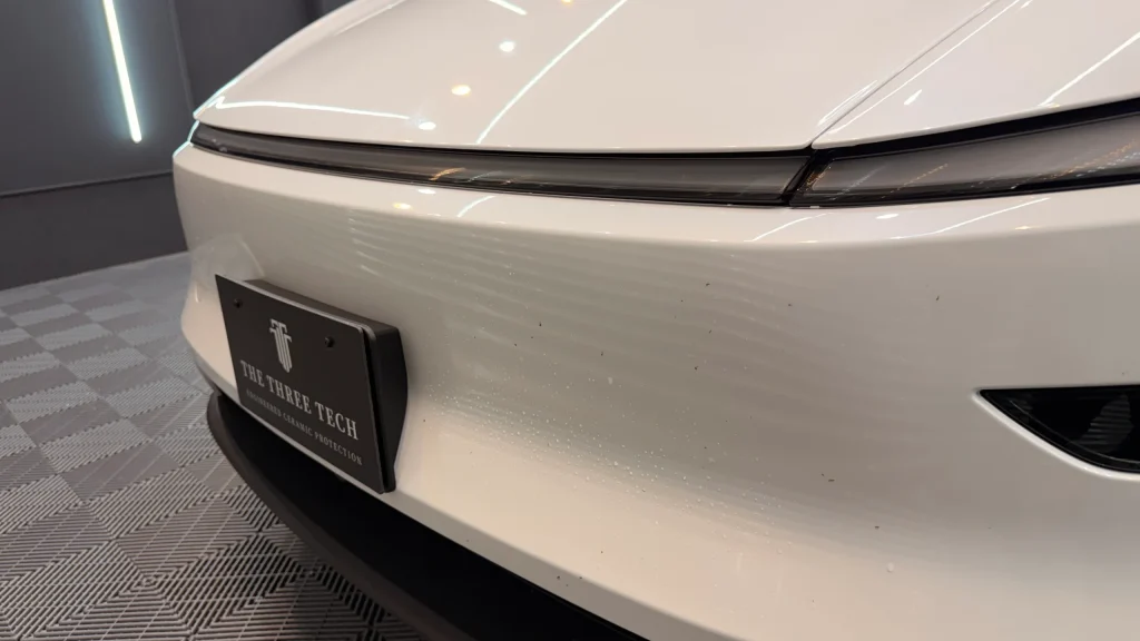 新車テスラ モデルYの施工前診断｜フロントバンパーに付着した汚れ
