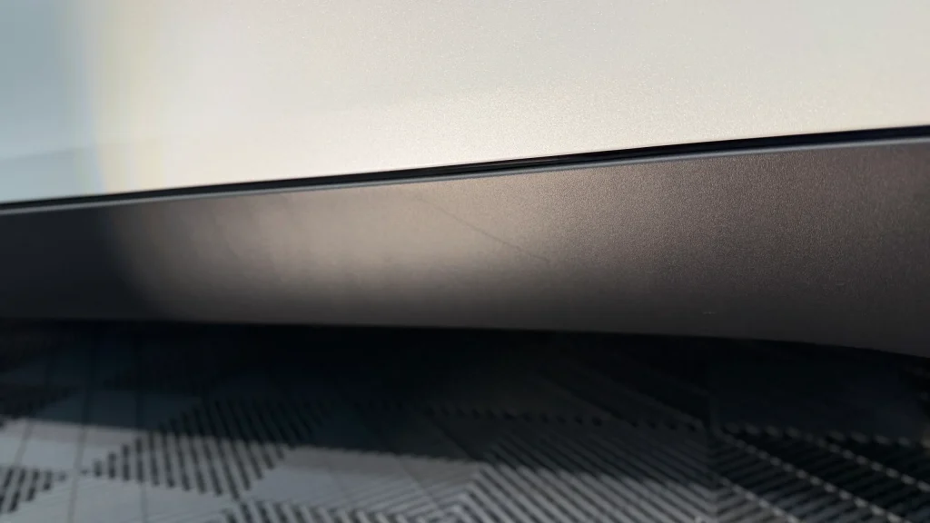 新車テスラ モデルYの施工前診断｜未塗装樹脂パーツに確認された表面ダメージ