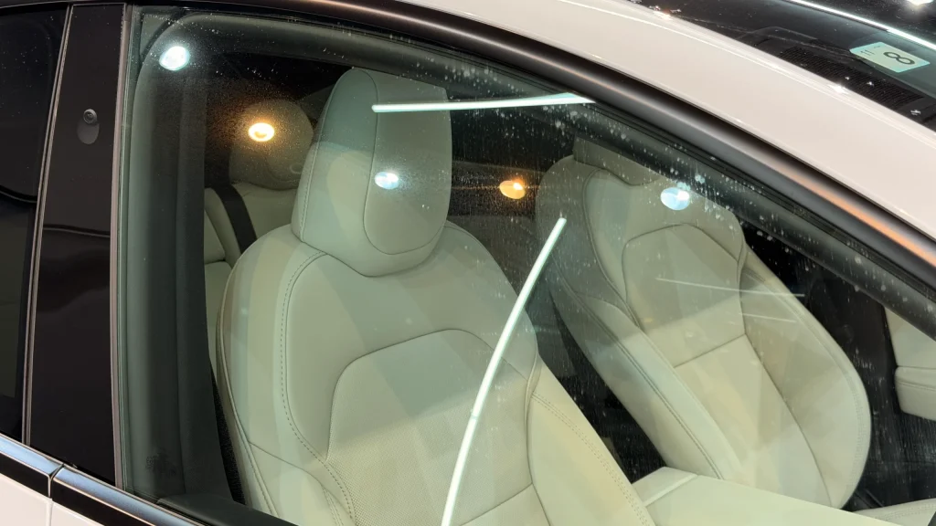 新車テスラ モデルYの施工前診断｜サイドガラスに付着した水シミ