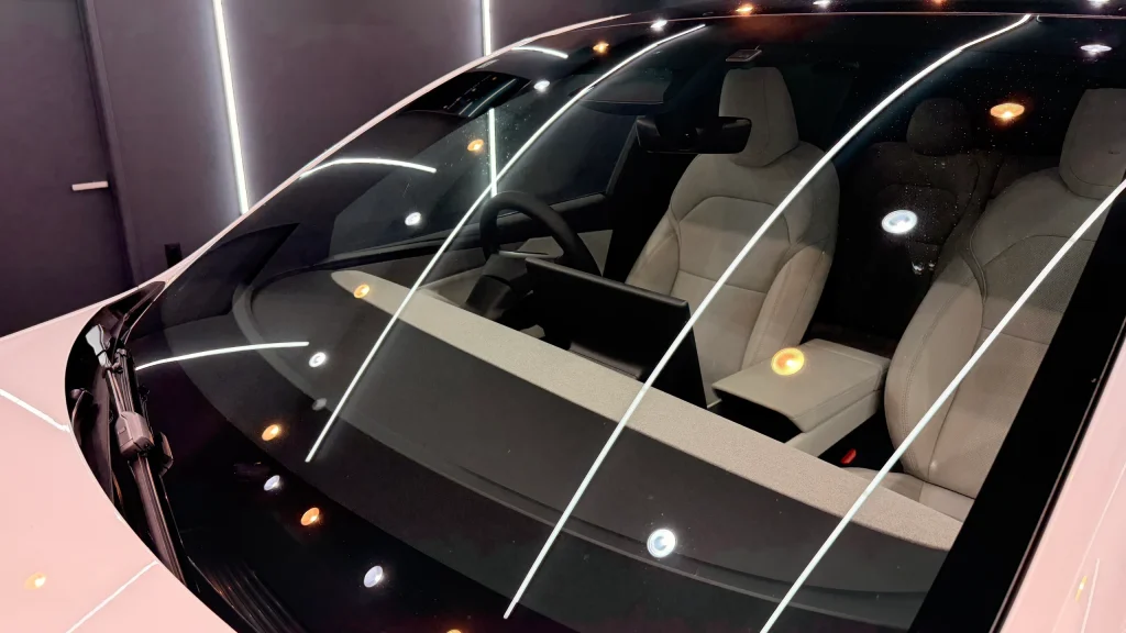 新車テスラ モデルYの施工前診断｜フロントガラスに確認された水シミ