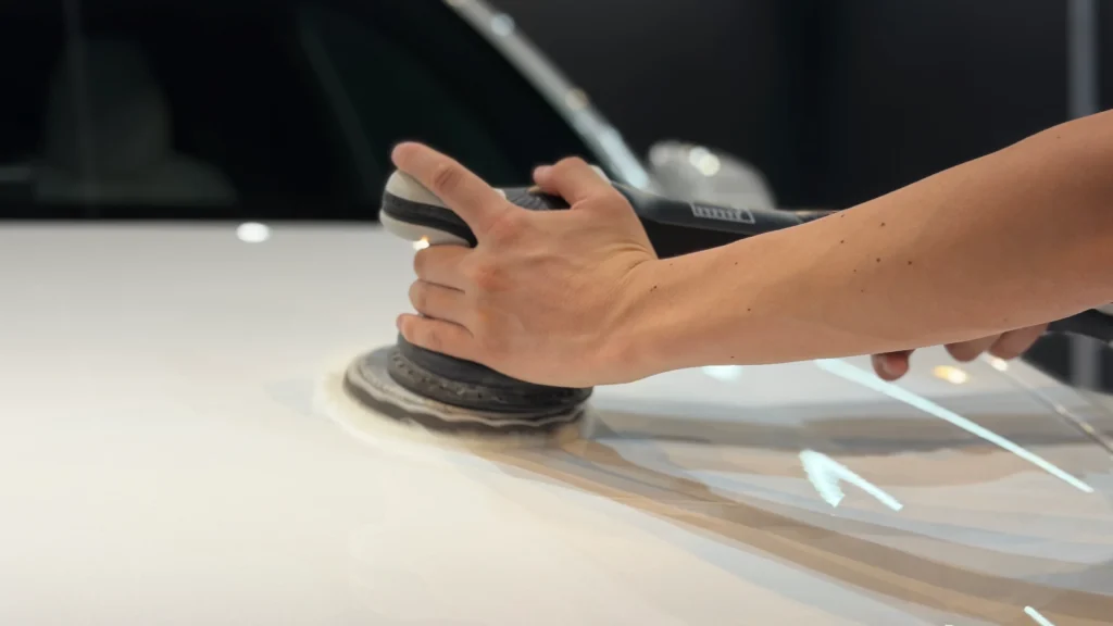 テスラ モデルY パールホワイトマルチコートのボディ研磨・下地処理
