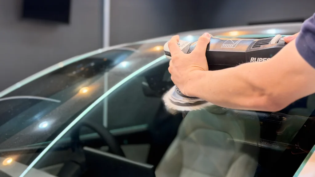 テスラ モデルYのガラス研磨｜ガラスコーティング施工前の下地処理