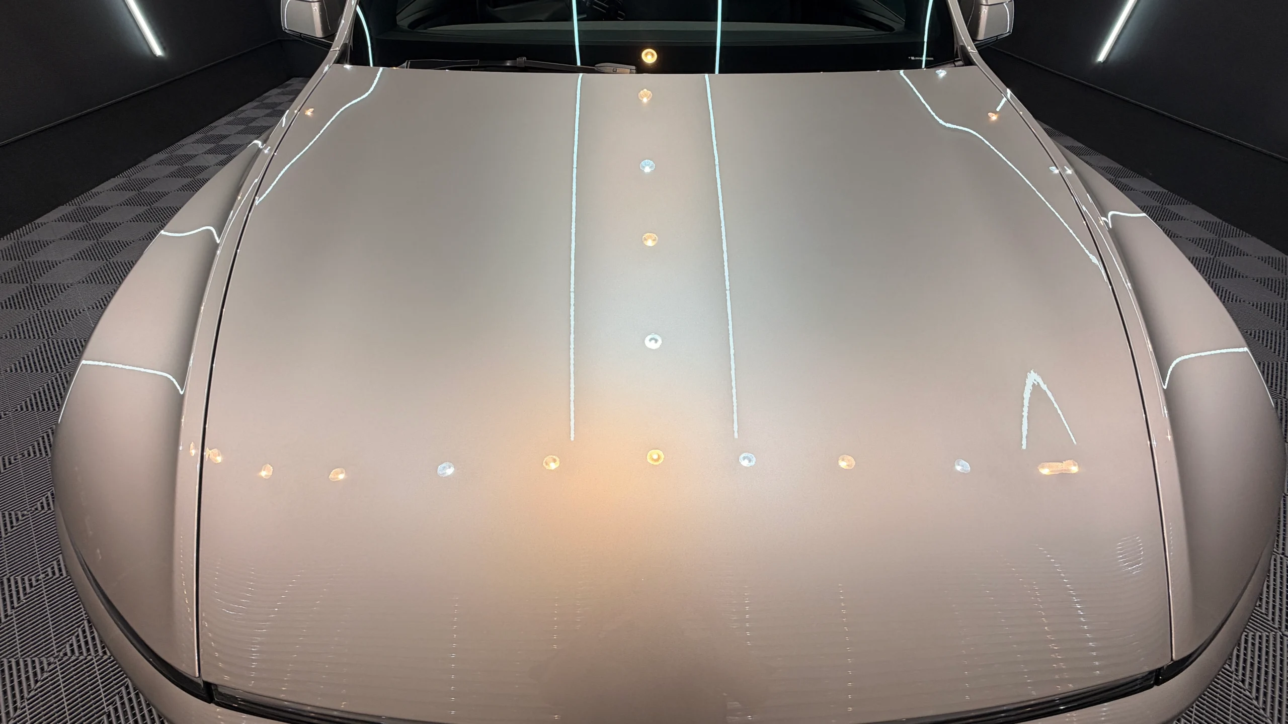 石川県でセラミックコーティング施工後のテスラ Model Y L コズミックシルバーの美しいボンネット