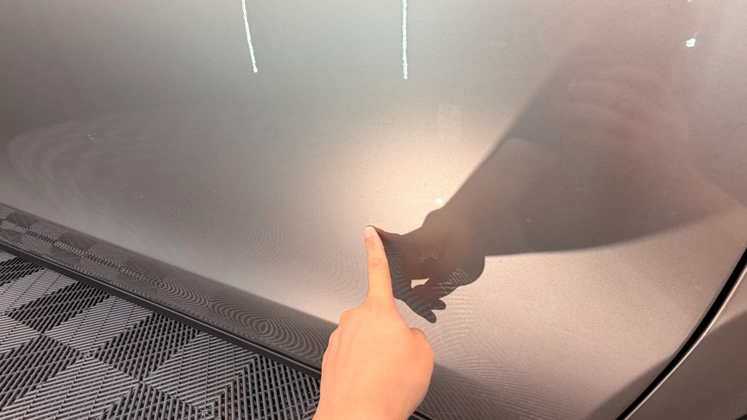 セラミックコーティング施工前に確認したテスラ Model Y L塗装面の磨き後の痕跡