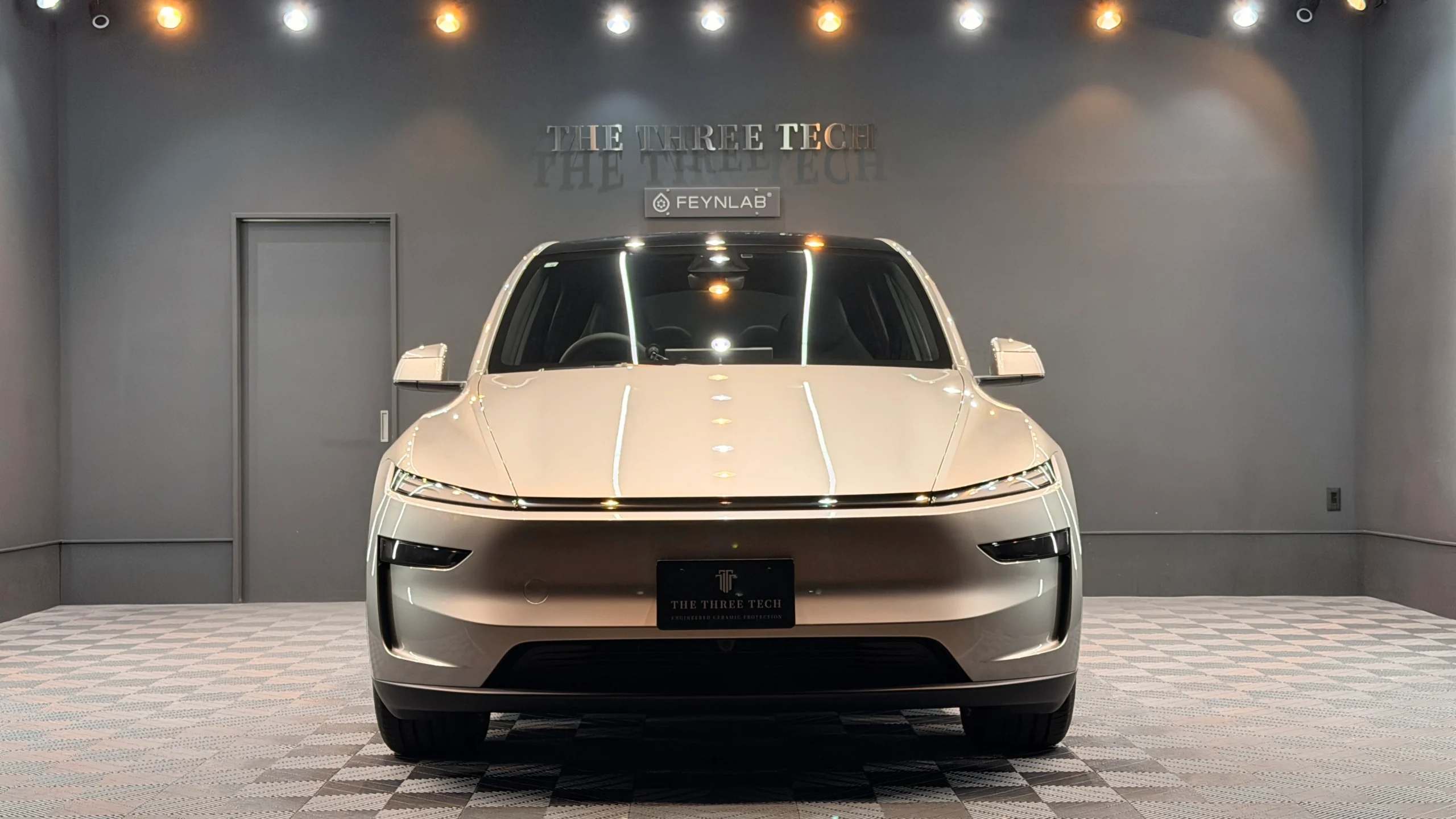 石川県でカーコーティングを施工したテスラ Model Y Lのフロント完成写真
