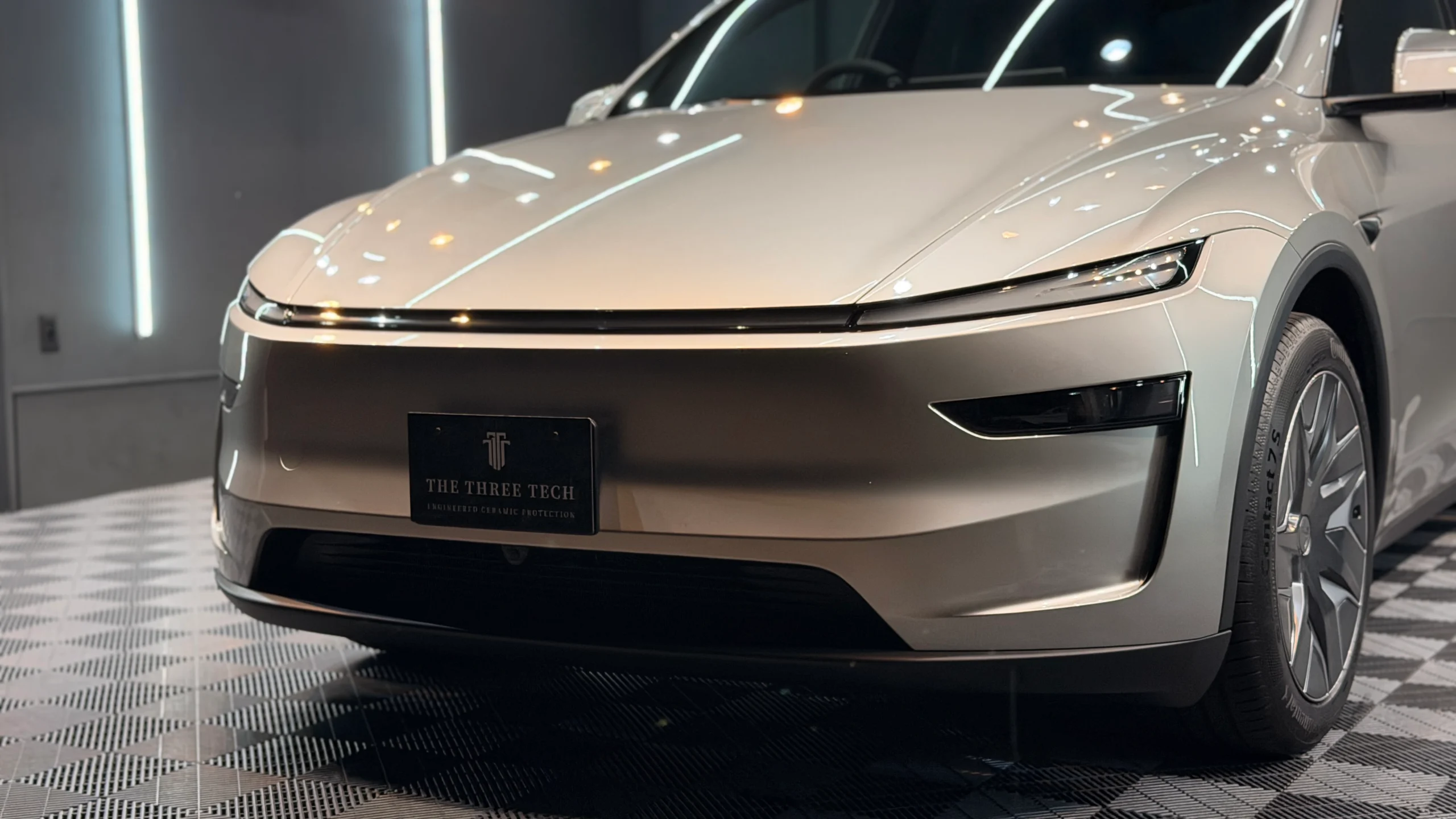セラミックコーティング施工後のテスラ Model Y L コズミックシルバーのフロントディテール
