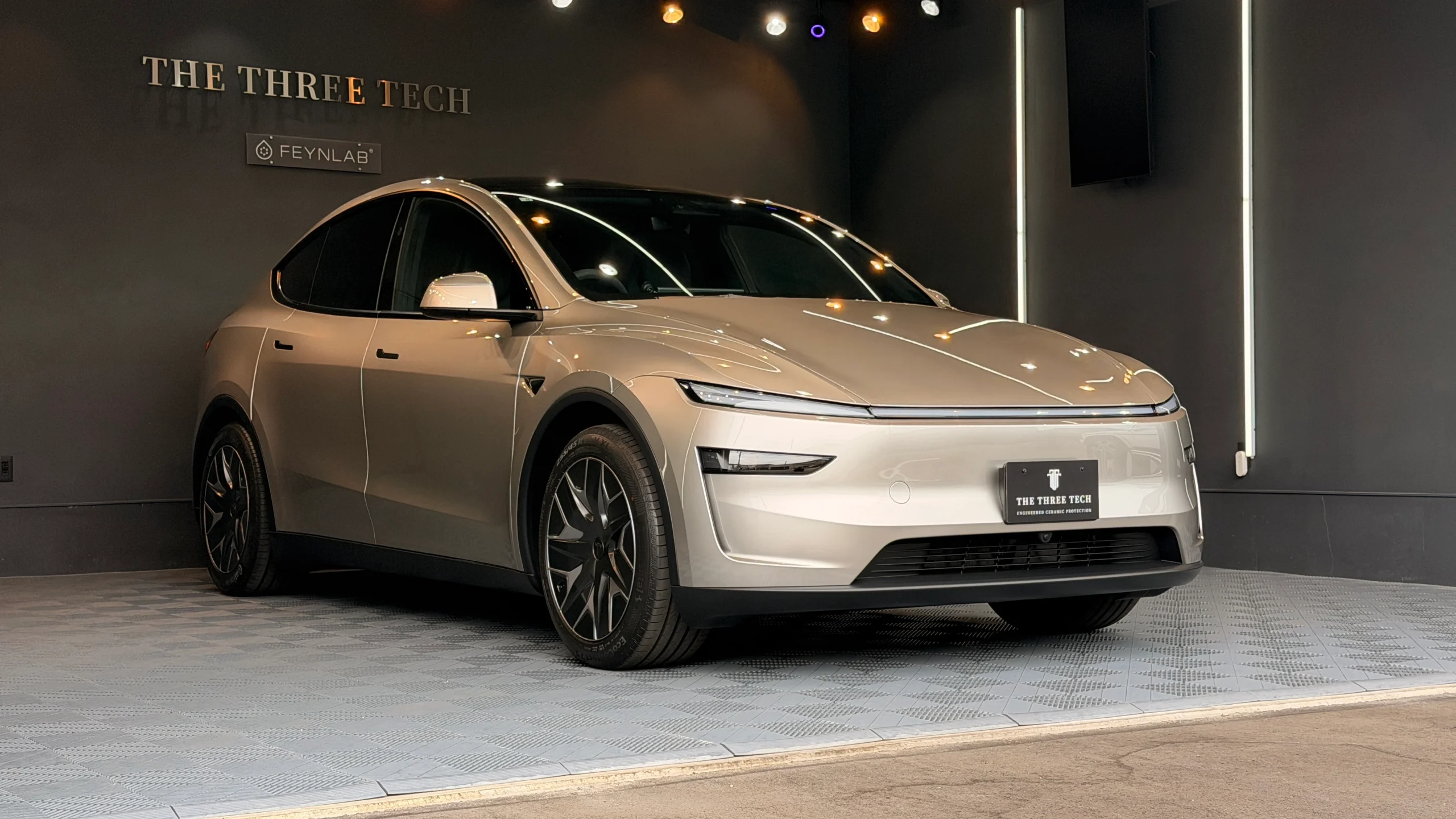 石川県小松市でカーコーティングとセラミックコーティングを施工したテスラ Model Y L コズミックシルバー