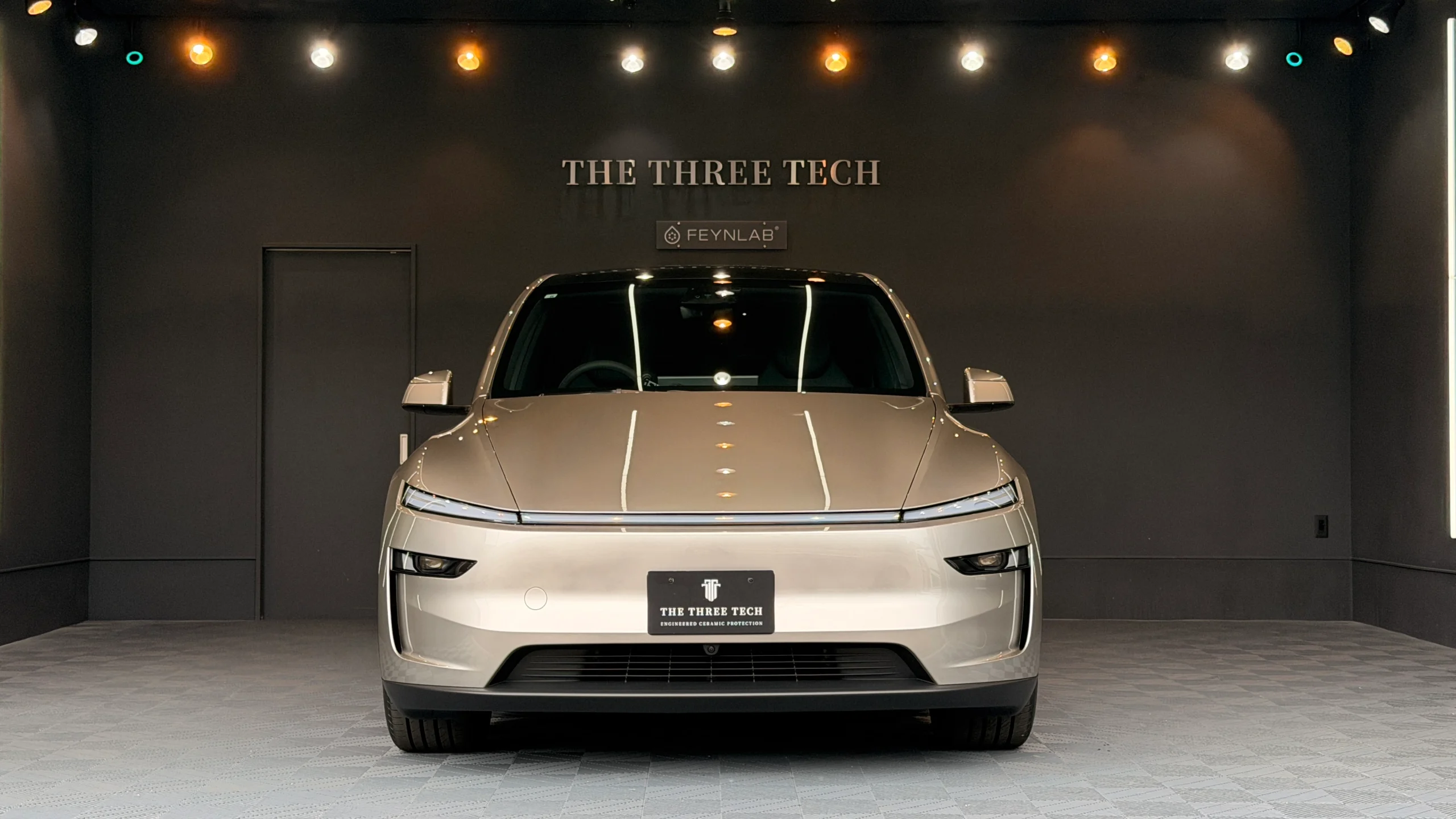 石川県でセラミックコーティング施工後のテスラ Model Y L コズミックシルバー正面完成写真