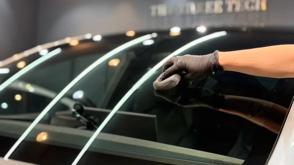 テスラ Model Y Lのガラス面へコーティングを塗り込む施工中の写真
