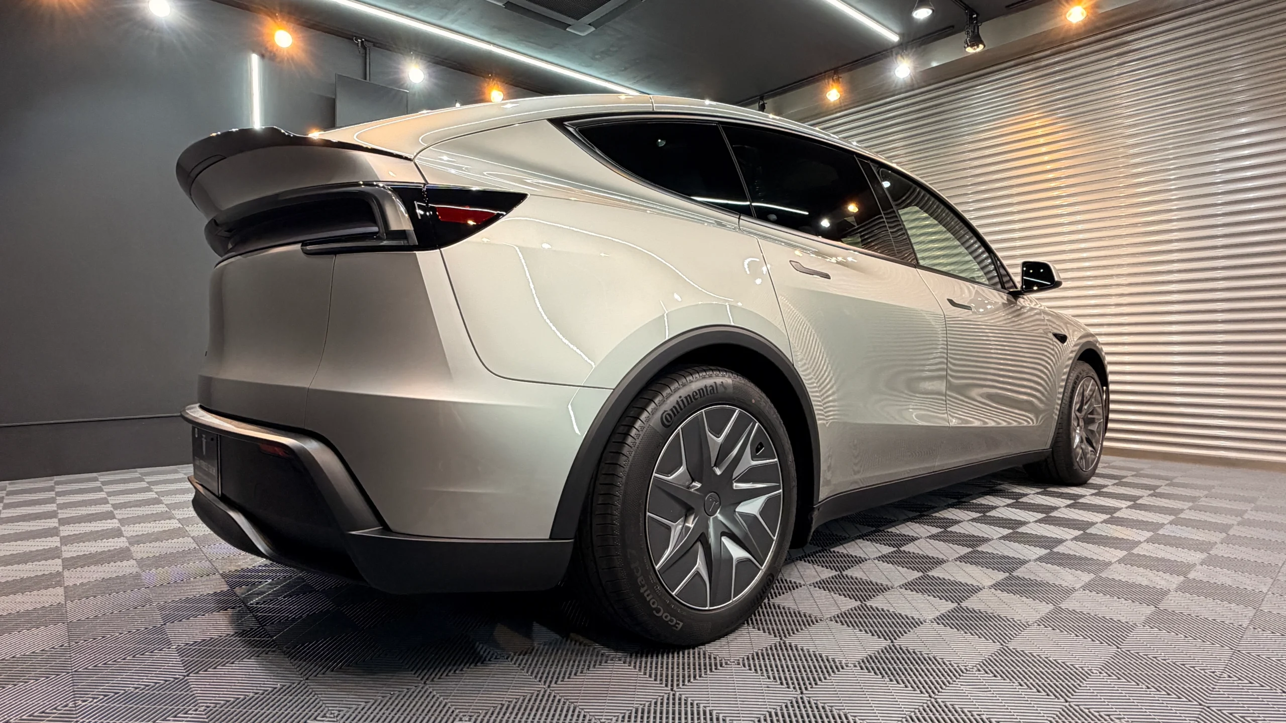 石川県でセラミックコーティングを施工したテスラ Model Y L コズミックシルバーのリアビュー