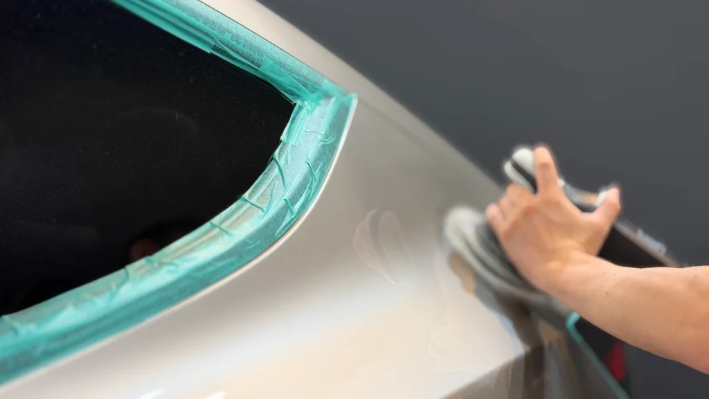 テスラ Model Y Lのリアクォーターパネルをポリッシングするセラミックコーティング下地処理