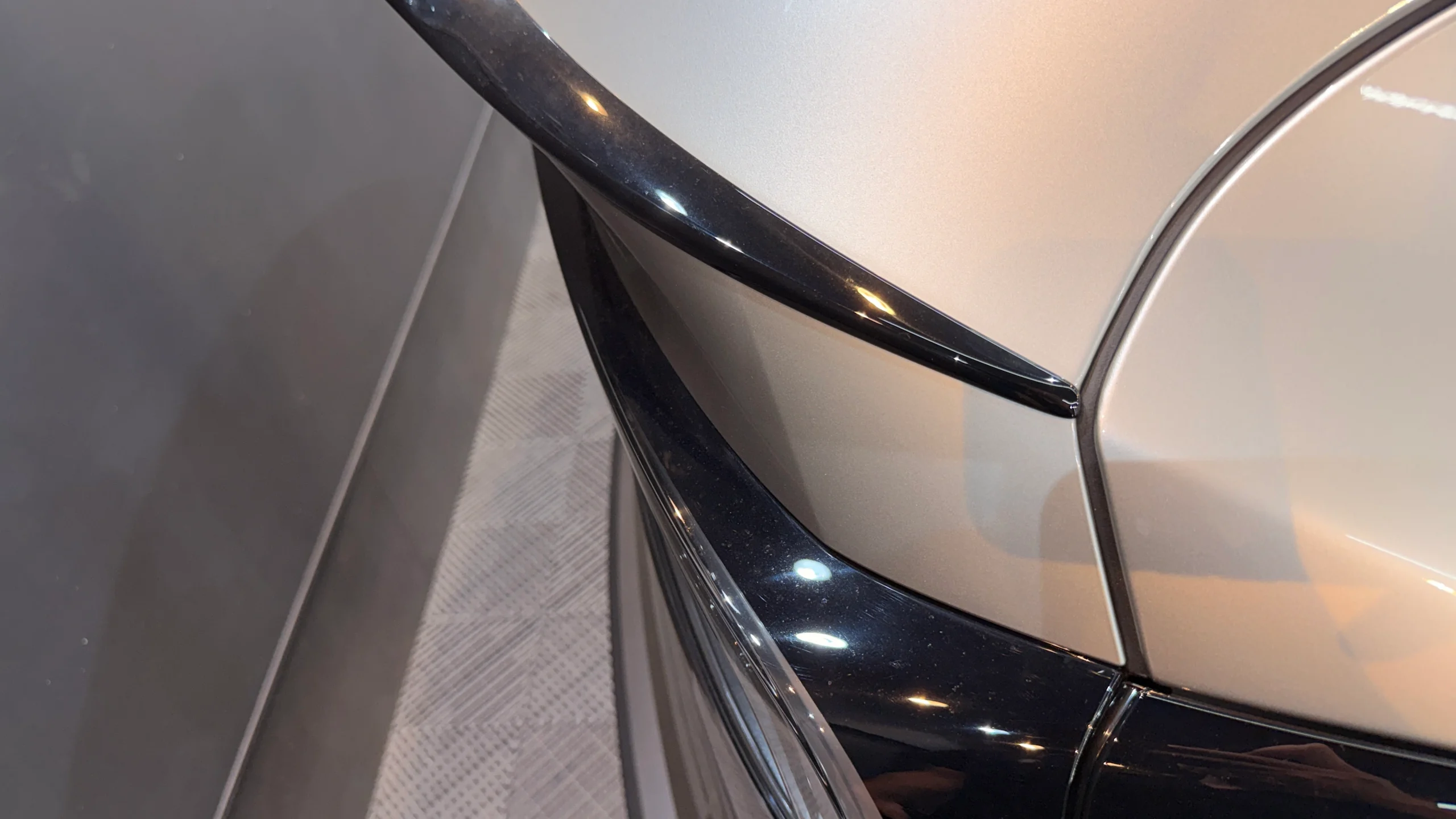 テスラ Model Y Lのリアスポイラー細部を確認するカーコーティング施工前診断