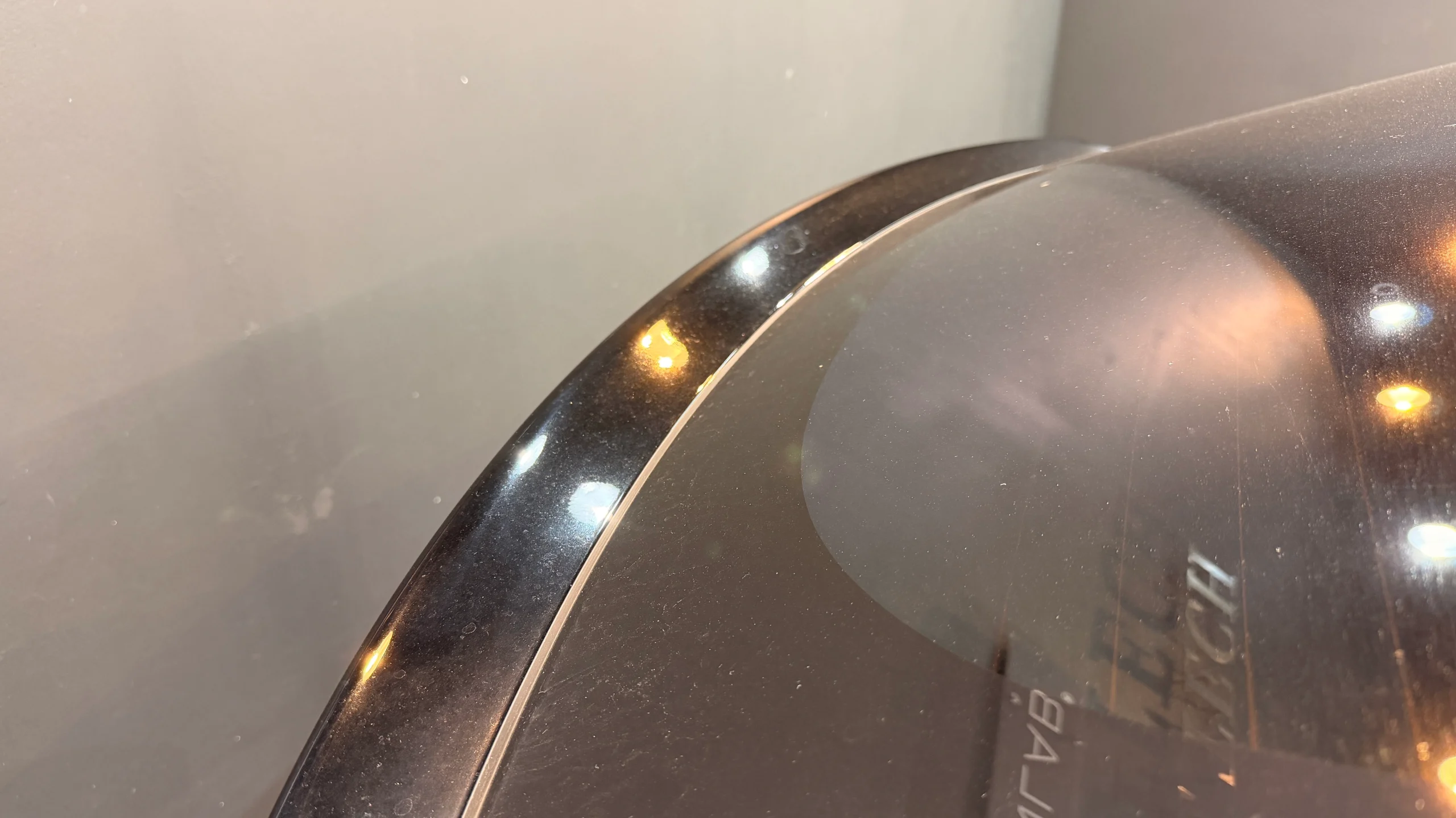 石川県でコーティング施工前に確認したテスラ Model Y Lのルーフスポイラー水ジミ