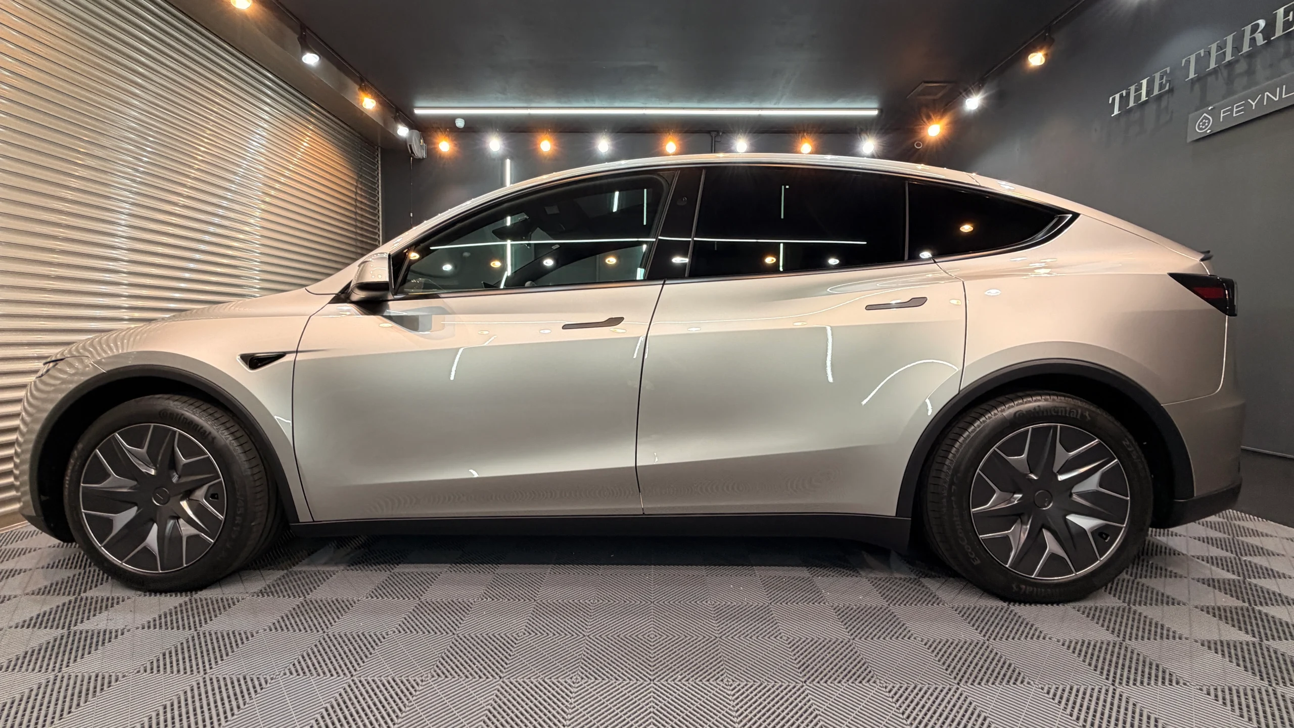 石川県でカーコーティングとセラミックコーティングを施工したテスラ Model Y L コズミックシルバーのサイドビュー