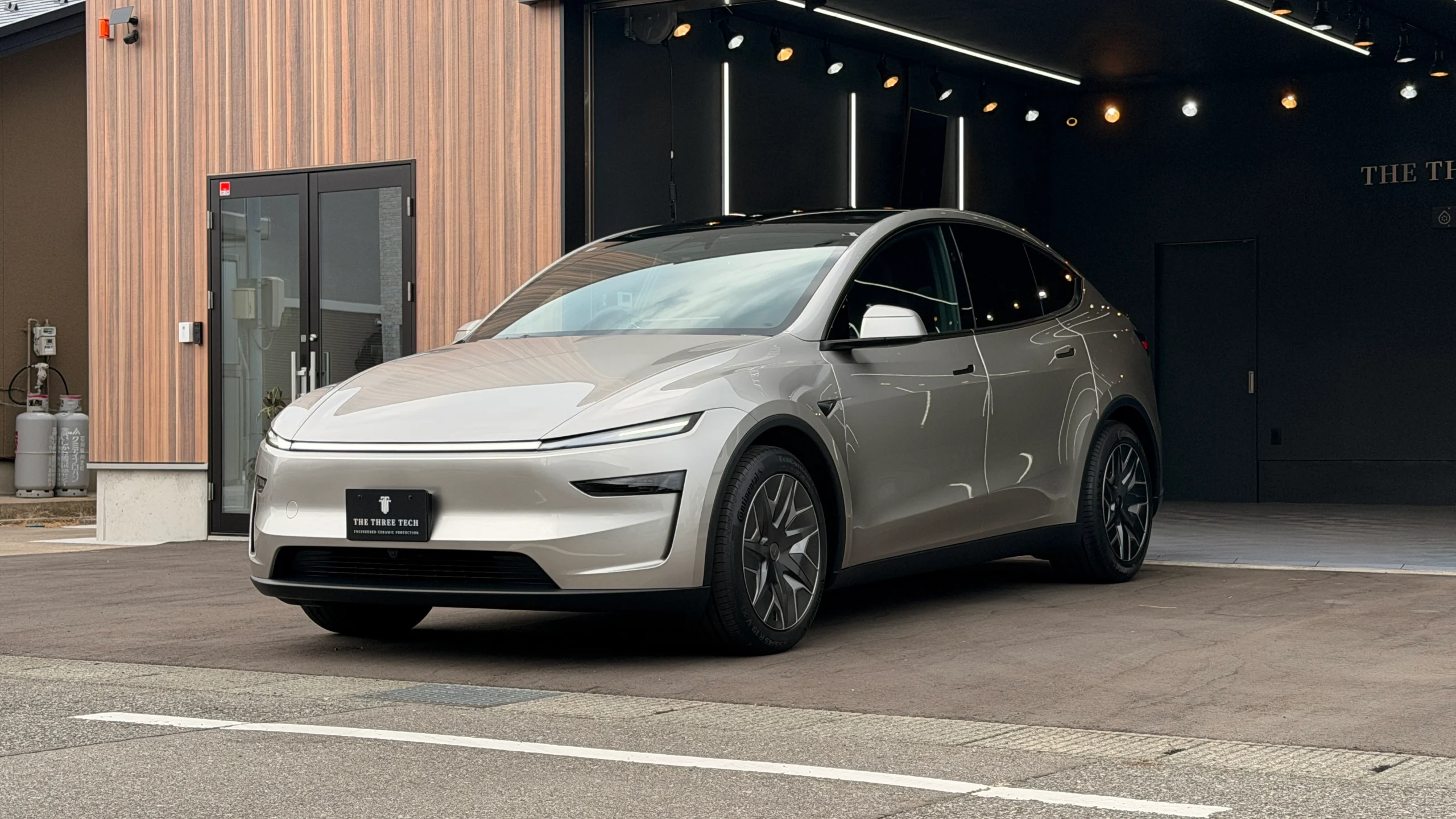 石川県で洗車とコーティング施工後に屋外撮影したテスラ Model Y L