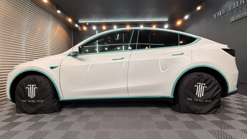 テスラ モデルYの研磨前マスキング｜カーコーティング施工工程