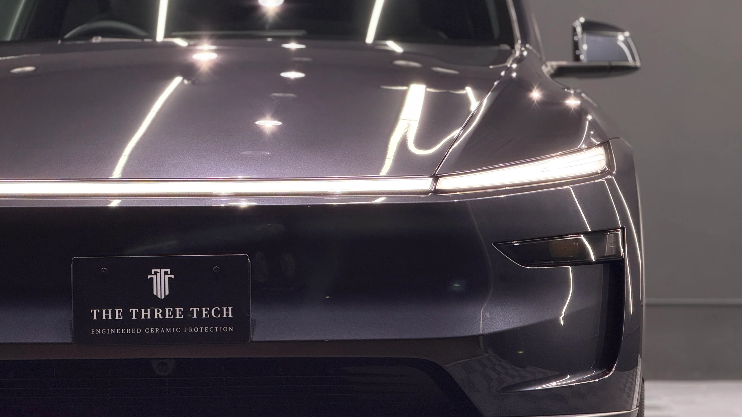 石川県小松市のTHE THREE TECHでセラミックコーティングを施工したテスラ モデルY・ステルスグレーのフロント部分とボンネットの光沢