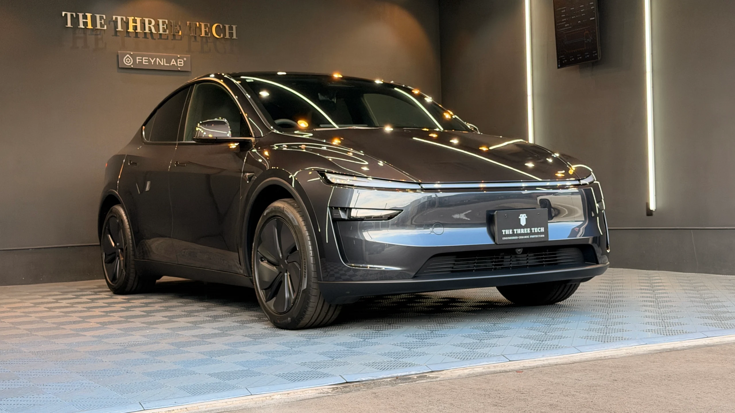 石川県小松市のTHE THREE TECH施工スタジオでFEYNLABセラミックコーティングを施工したテスラ Model Y・ステルスグレーのフロント斜め完成写真