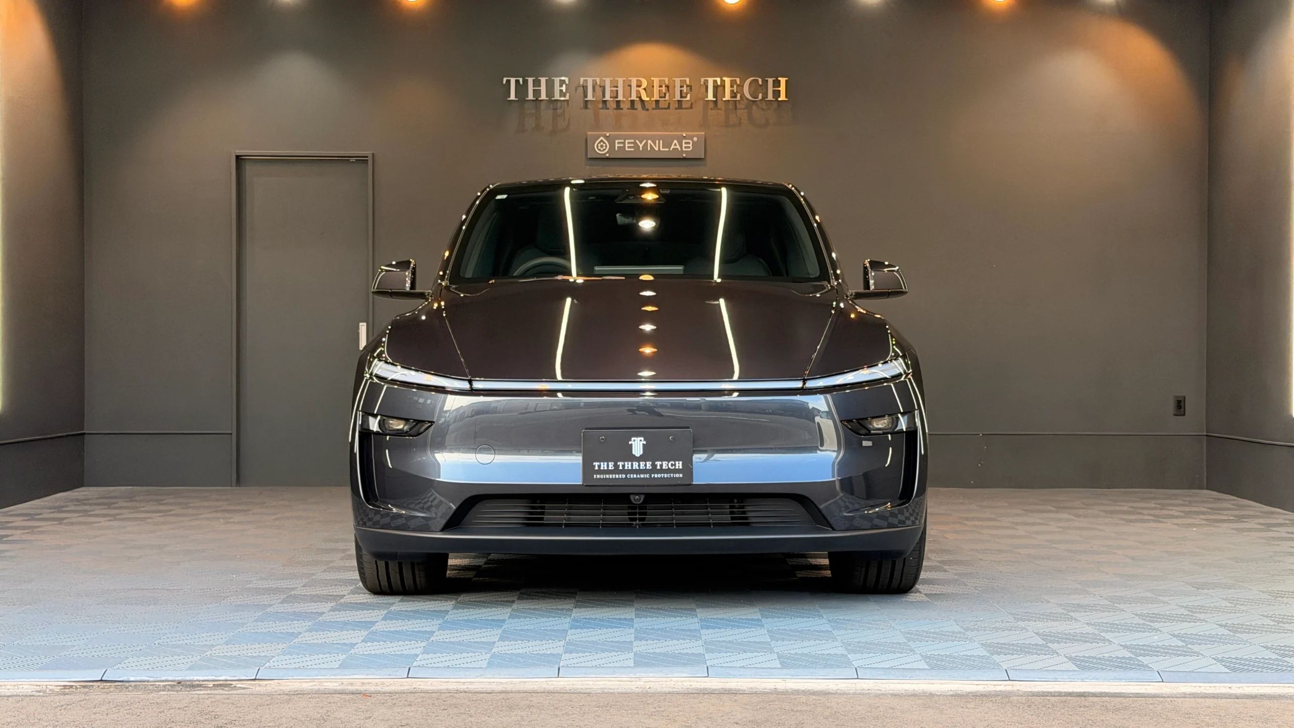 石川県小松市のTHE THREE TECH施工スタジオでFEYNLAB CERAMIC ULTRA Ver.3を施工したテスラ Model Y・ステルスグレーのフロント正面完成写真