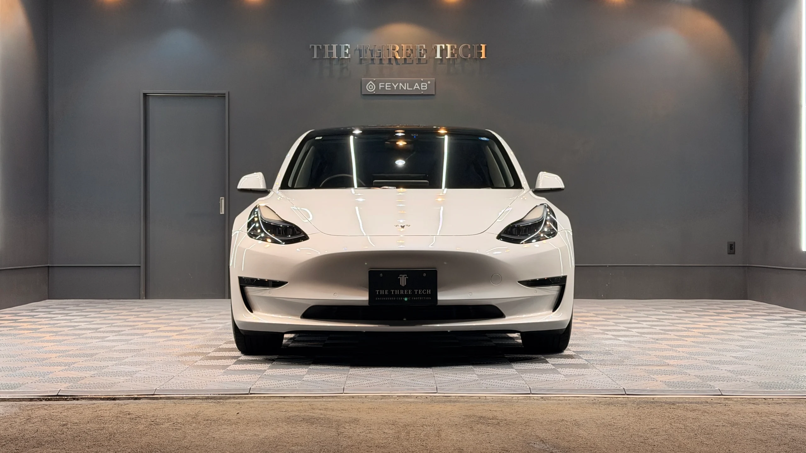 石川県小松市のTHE THREE TECHでセラミックコーティングを施工したテスラ Model 3 正面ビュー