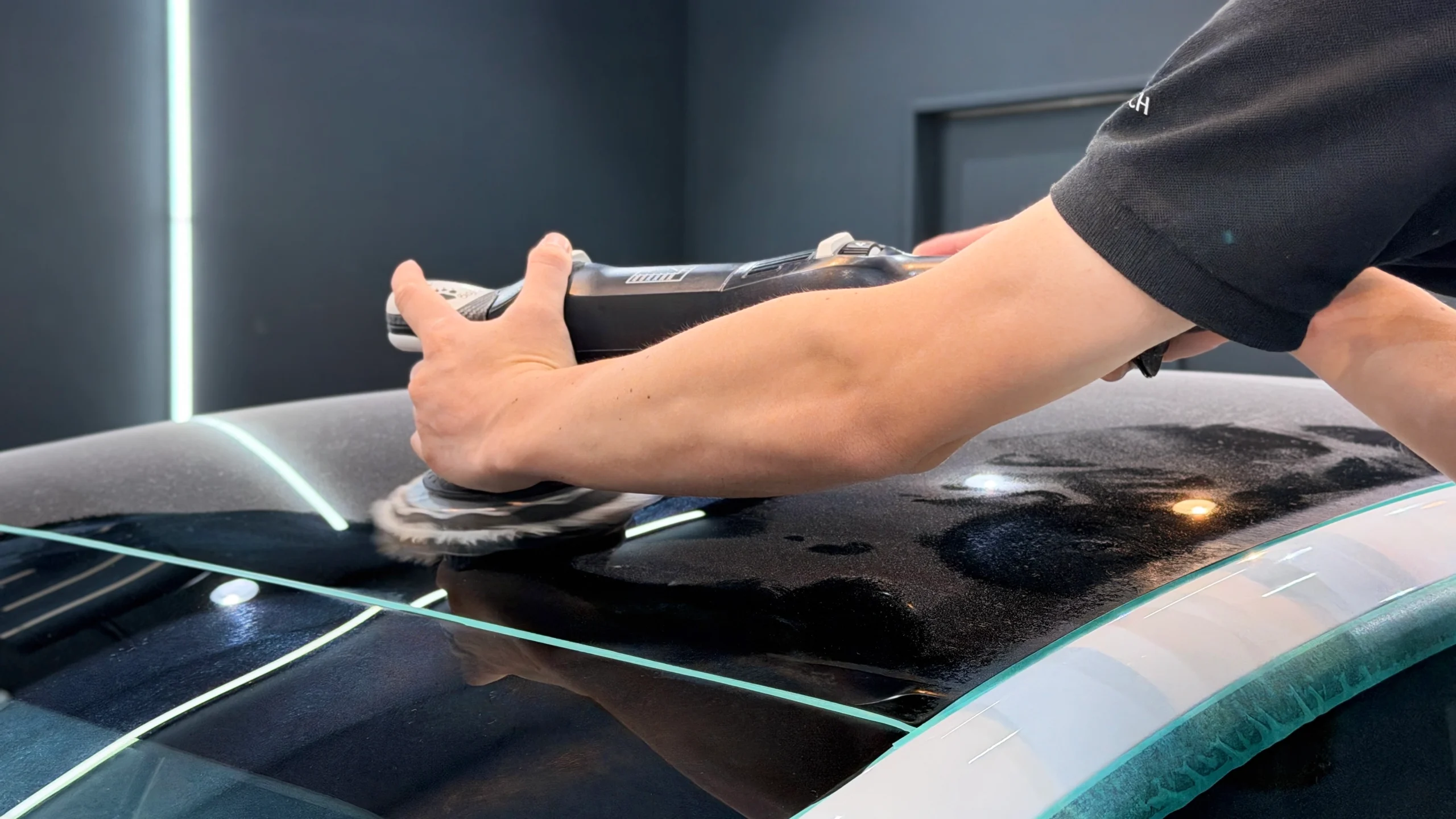 テスラ Model 3のガラスルーフをセラミックコーティング施工前に研磨して下地を整えている様子