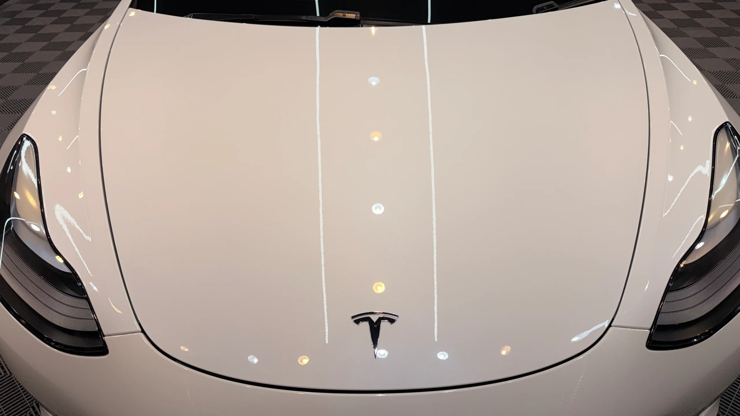 FEYNLAB CERAMIC ULTRA Ver.3施工後のテスラ Model 3 パールホワイト マルチコートのボンネット仕上がり