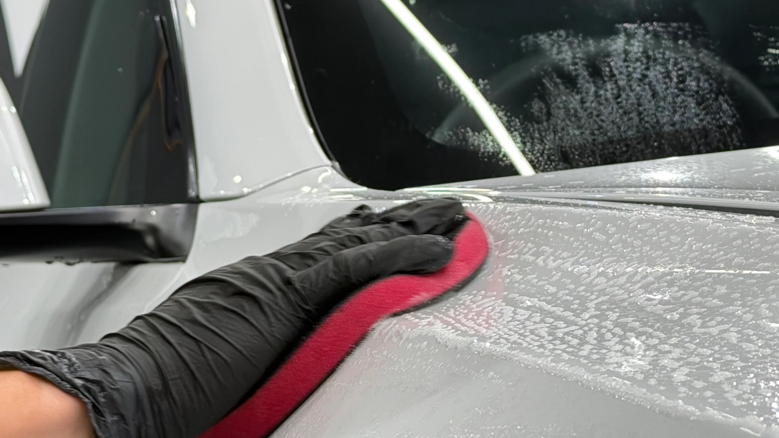 テスラ Model 3のボディ全体に付着した鉄粉を専用ケミカルで除去しているセラミックコーティング前の下地処理