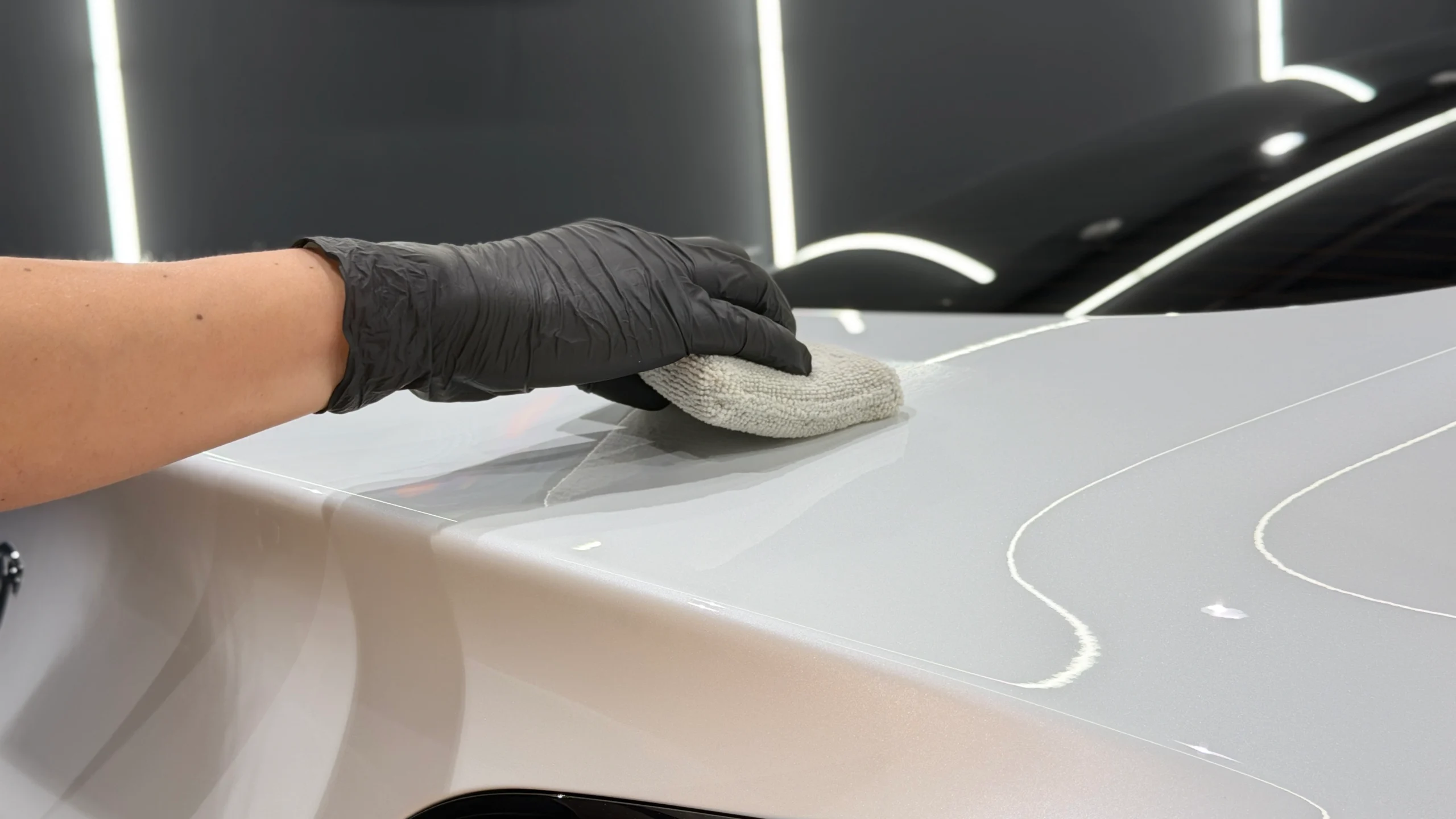 テスラ Model 3 パールホワイト マルチコートのボディ面へセラミックコーティングを施工している様子