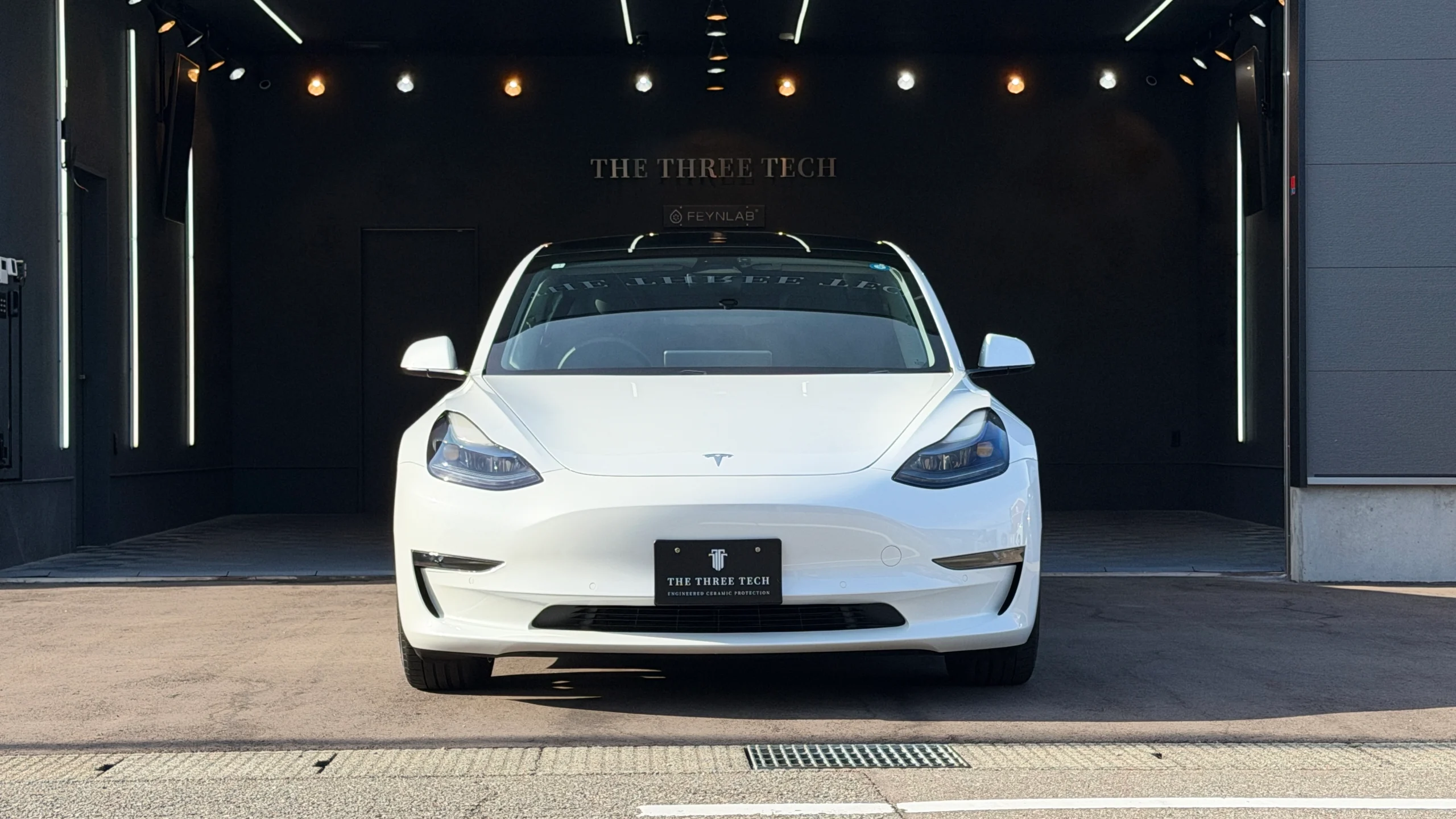 石川県小松市のTHE THREE TECHでセラミックコーティング施工を終えたテスラ Model 3 パールホワイト マルチコートの正面ビュー