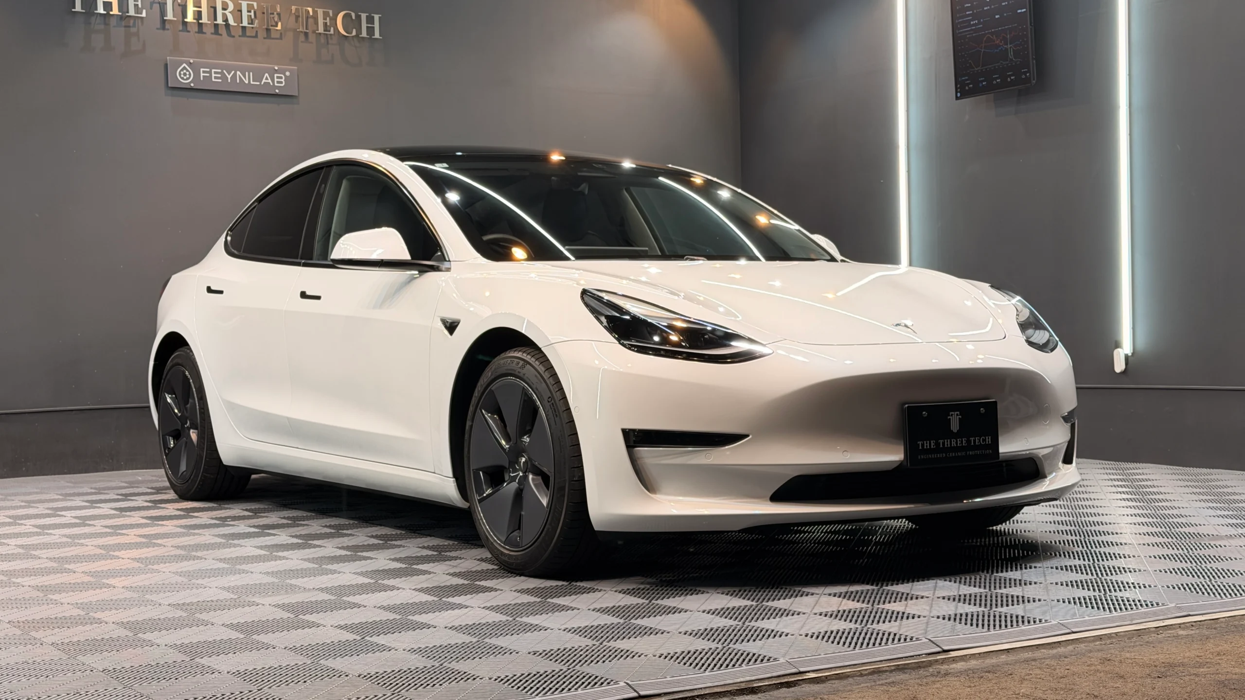 FEYNLAB CERAMIC ULTRA Ver.3施工後のテスラ Model 3 パールホワイト マルチコート フロント3/4ビュー
