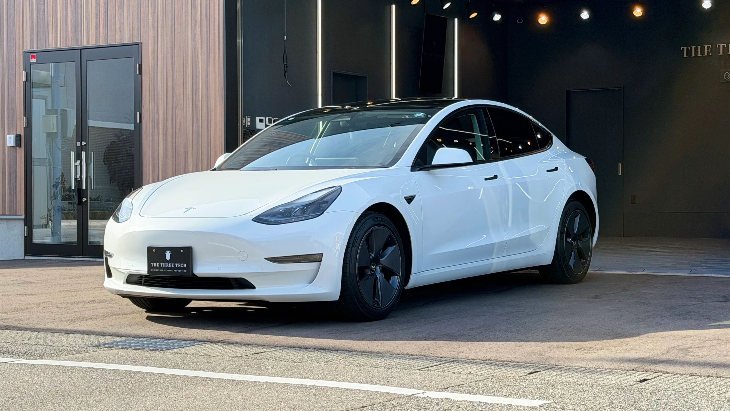FEYNLAB CERAMIC ULTRA Ver.3施工後のテスラ Model 3 パールホワイト マルチコートを屋外で撮影した完成車
