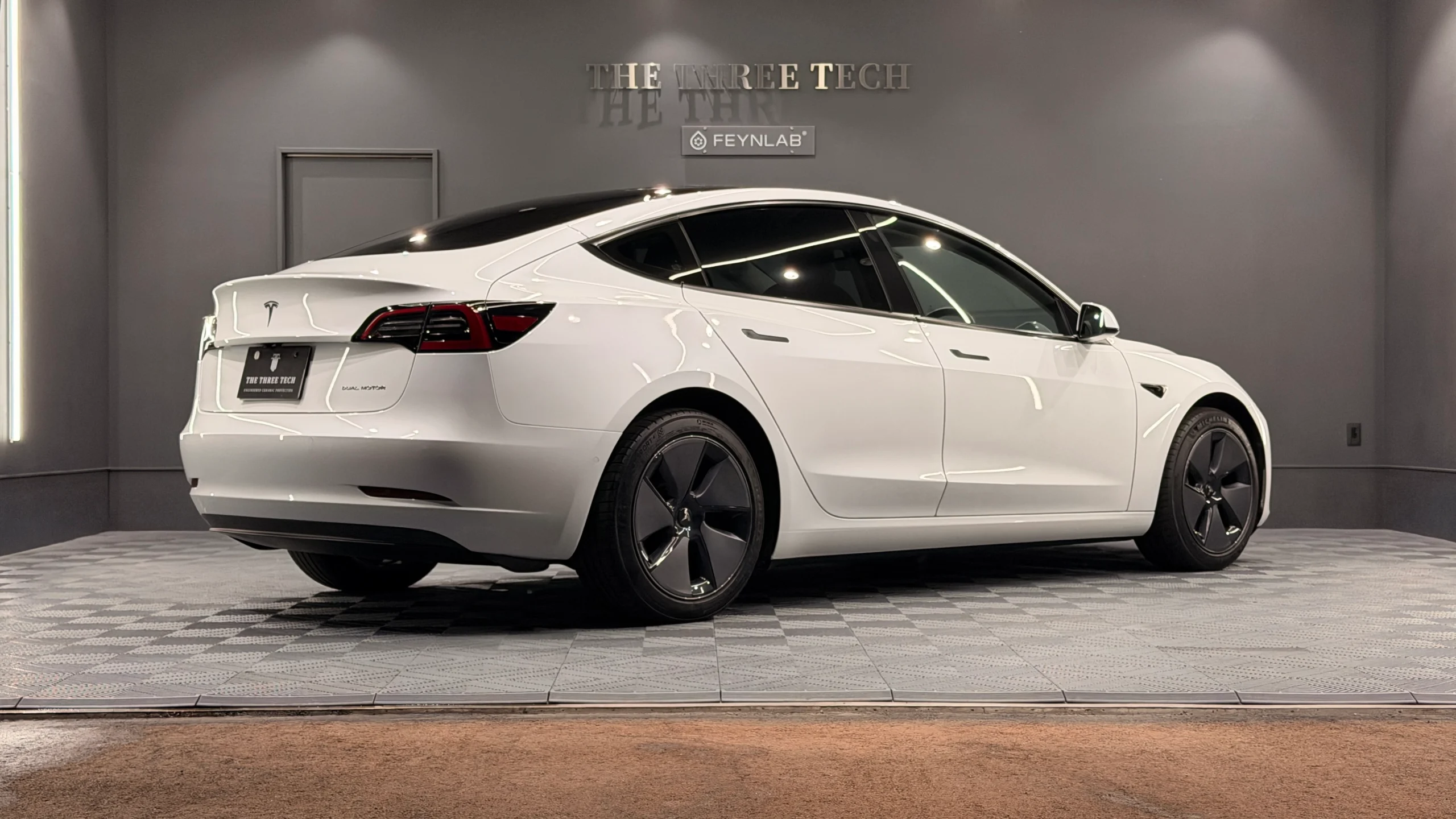FEYNLAB CERAMIC ULTRA Ver.3施工後のテスラ Model 3 パールホワイト マルチコート リアビュー