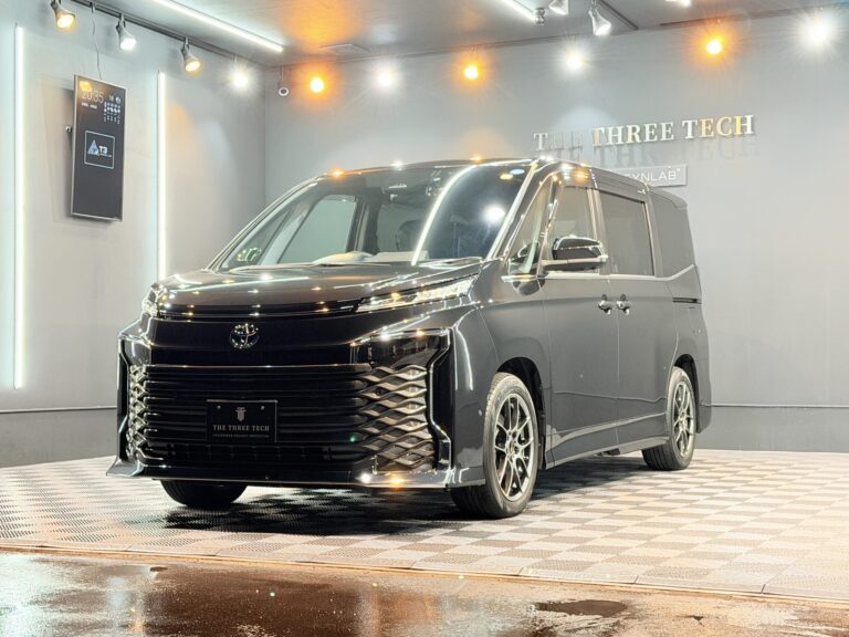 石川県小松市のTHE THREE TECH（ザスリーテック）で施工したトヨタ ヴォクシーハイブリッドのFEYNLABセラミックコーティング仕上がり